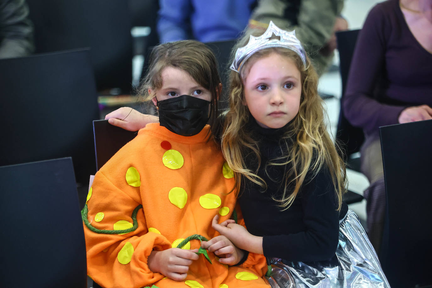 El Carnaval en Oviedo ha arrancado de la mano de los más pequeños en un Palacio de Exposiciones y Congresos repleto de personajes de Disney, Marvel y Star Wars, de animales, payasos, samuráis, dinosaurios y un sinfín de ideas originales que vistieron los niño. El jurado ha distinguido con el primer premio en la categoría por parejas a 'Maléfica y su cuervo' y en la individual a 'El búho de cartón' en la fiesta infantil. 