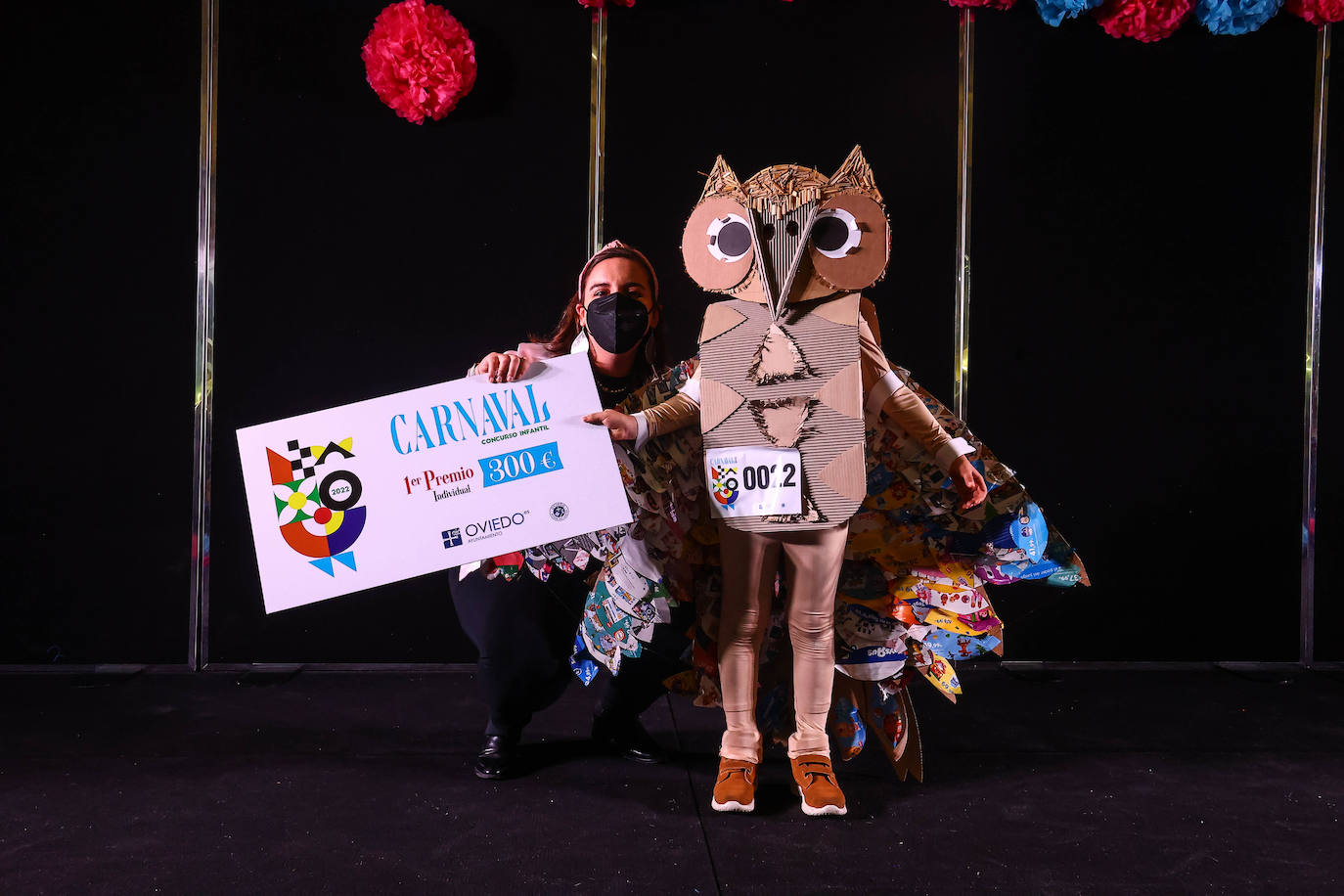 El Carnaval en Oviedo ha arrancado de la mano de los más pequeños en un Palacio de Exposiciones y Congresos repleto de personajes de Disney, Marvel y Star Wars, de animales, payasos, samuráis, dinosaurios y un sinfín de ideas originales que vistieron los niño. El jurado ha distinguido con el primer premio en la categoría por parejas a 'Maléfica y su cuervo' y en la individual a 'El búho de cartón' en la fiesta infantil. 