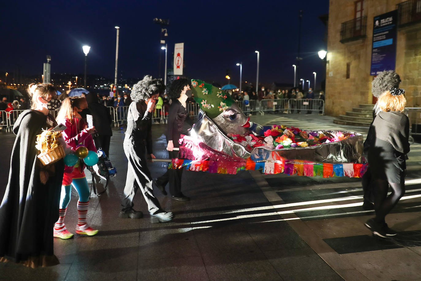 «Hasta el cielo llora su pérdida». Lo dijo su inseparable Conchi en la despedida al auténtico icono del Antroxu gijonés. Con su muerte y su entierro se ponía punto y final a cinco intensos días festivos donde las calles de Gijón se llenaron de carnaval. Porque había ganas tras un año de parón pandémico. Y ya quedan ganas para empezar a preparar el Antroxu 2023.