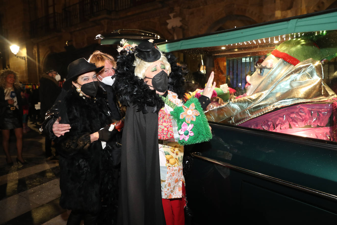 «Hasta el cielo llora su pérdida». Lo dijo su inseparable Conchi en la despedida al auténtico icono del Antroxu gijonés. Con su muerte y su entierro se ponía punto y final a cinco intensos días festivos donde las calles de Gijón se llenaron de carnaval. Porque había ganas tras un año de parón pandémico. Y ya quedan ganas para empezar a preparar el Antroxu 2023.