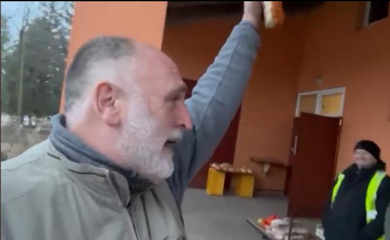 José Andrés, en Leópolis, en territorio ucraniano, donde llevó harina a una panadería de Cáritas.