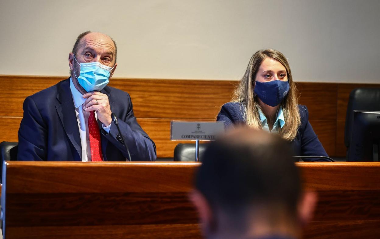 Juan Cofiño y la diputada Cristina Vega, vicepresidenta de la comisión de Administración Autonómica en la Junta. 