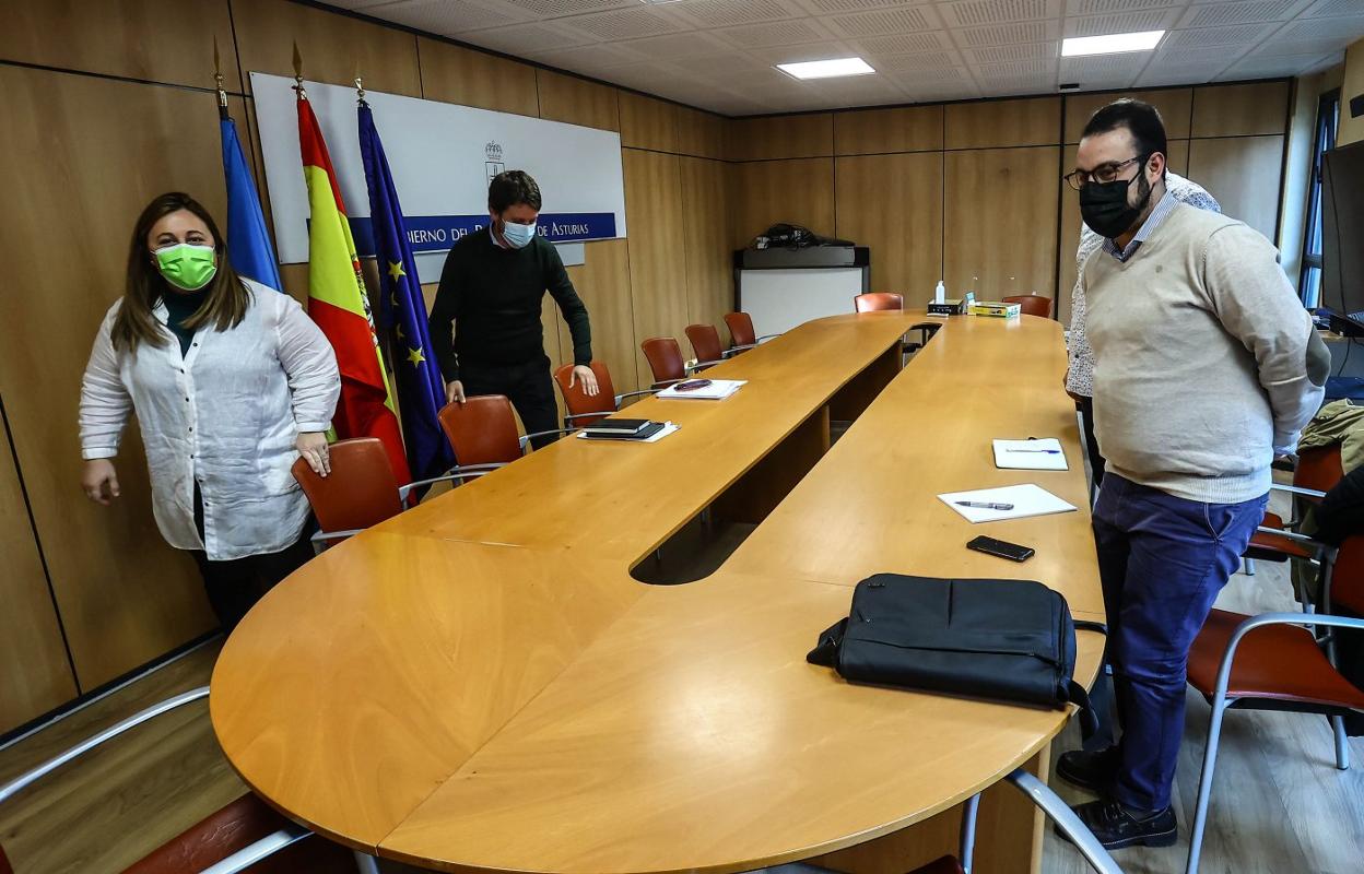 Lydia Espina y el director general de Ordenación, Evaluación y Equidad Educativa, David Artime, en la reunión con el presidente de la Academia de la Llingua y representantes de Iniciativa por el Asturianu. 