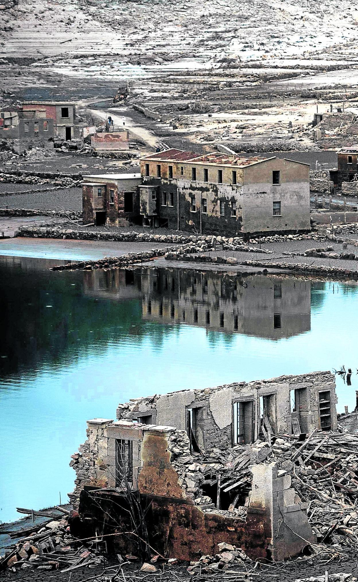 El pueblo fantasma de Aceredo aflora en un embalse de Orense por el inusual bajo nivel de sus aguas. 