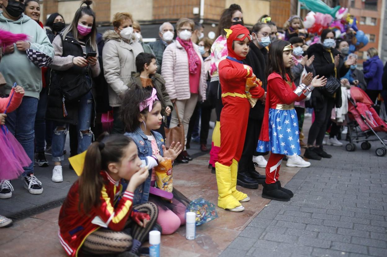 Hubo actividades para los más pequeños ante el Ayuntamiento. 