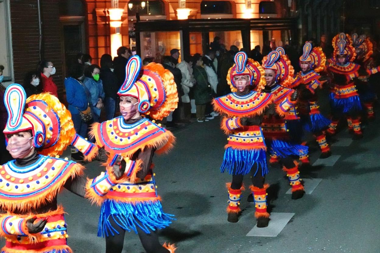 Desfile del Antroxu por Ribadesella. 