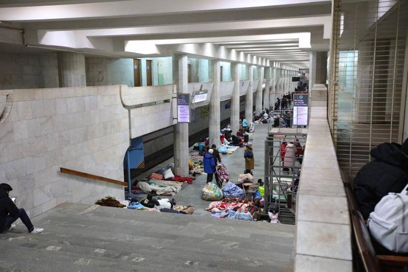 Un grupo de personas se refugian en una estación de metro de Kiev