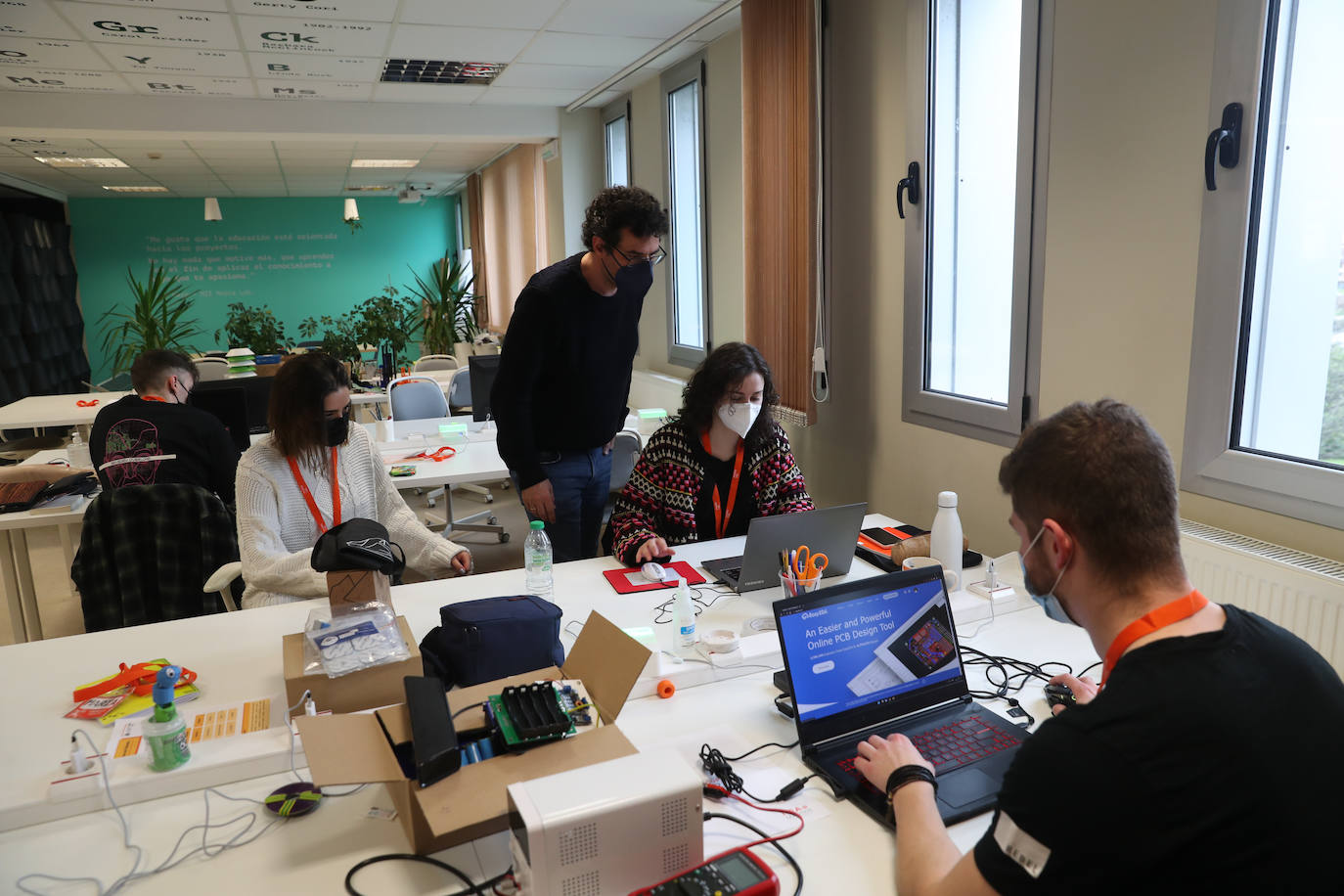 La cátedra MediaLab ha celebrado una jornada de puertas abiertas para presentar sus sensores de CO2 que avisa y monitoriza la calidad del aire, realizados por alumnos de futuros ingenieros. 