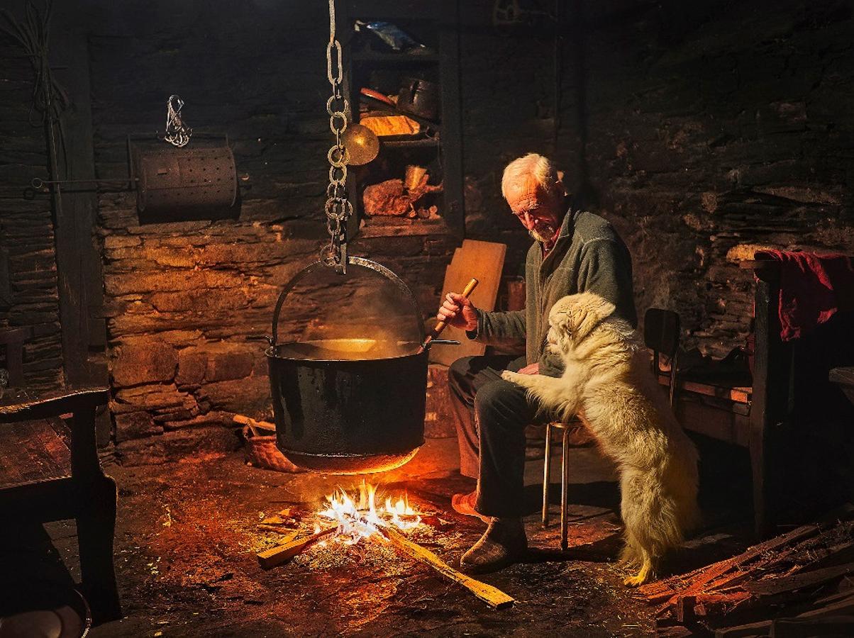 'Lumbre de invierno', de Juan de Tury (España). Ganador Tema del Año Fotografía de Viaje y Gentes.