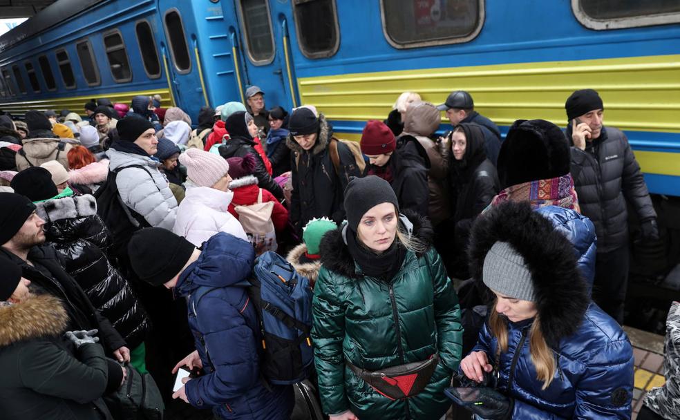 Muy pocas personas viajan hacia la capital ucraniana, la mayoría lo hace en dirección contraria en un éxodo continuo. 