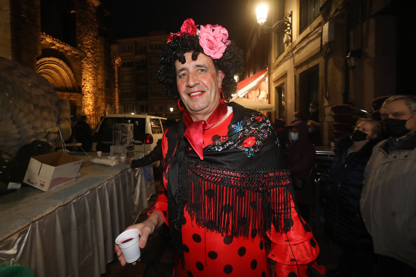 Un séquito de antroxos y plañideras procedió a finiquitar el Carnaval avilesino con el tradicional entierro y quema de la sardina.