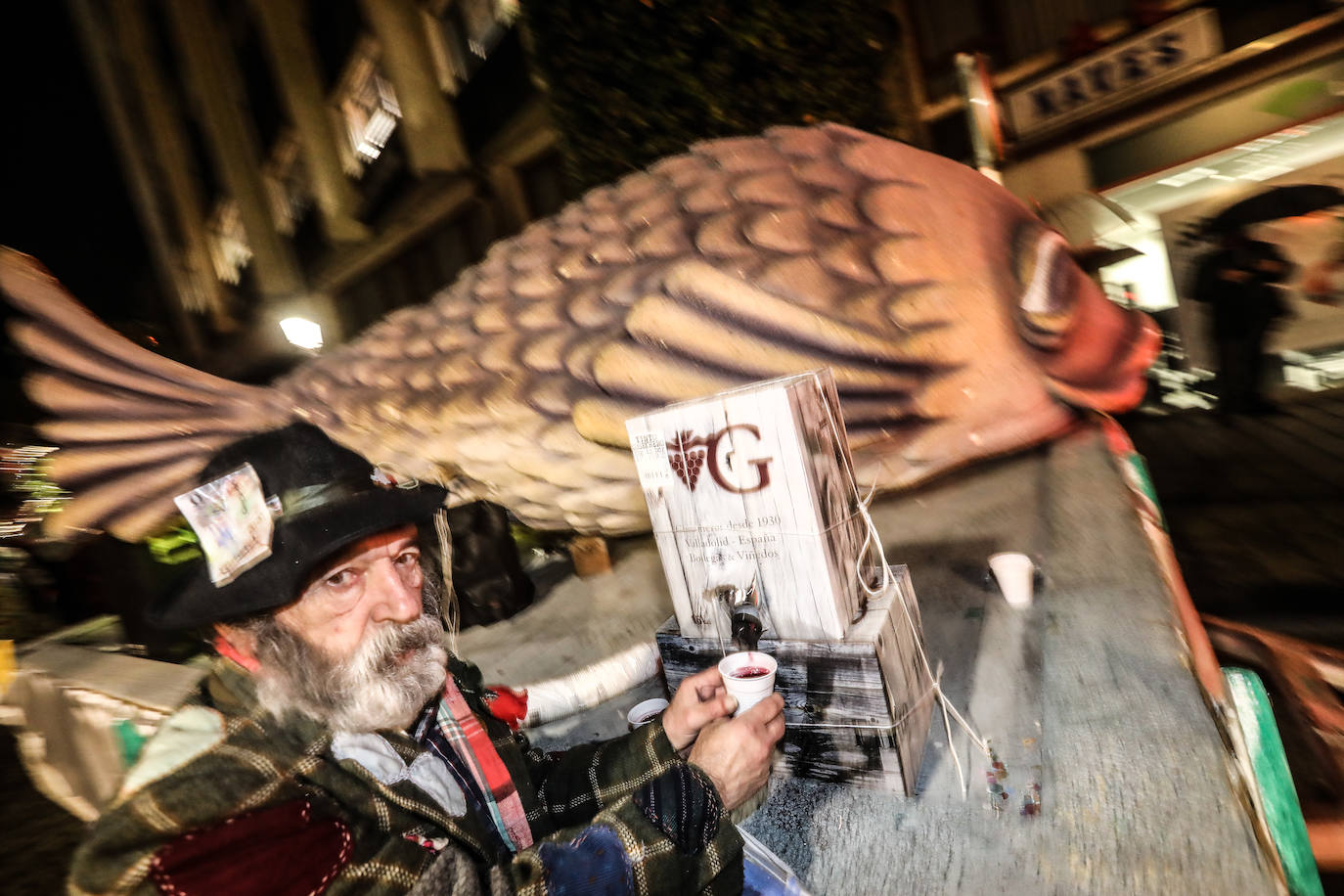 Un séquito de antroxos y plañideras procedió a finiquitar el Carnaval avilesino con el tradicional entierro y quema de la sardina.
