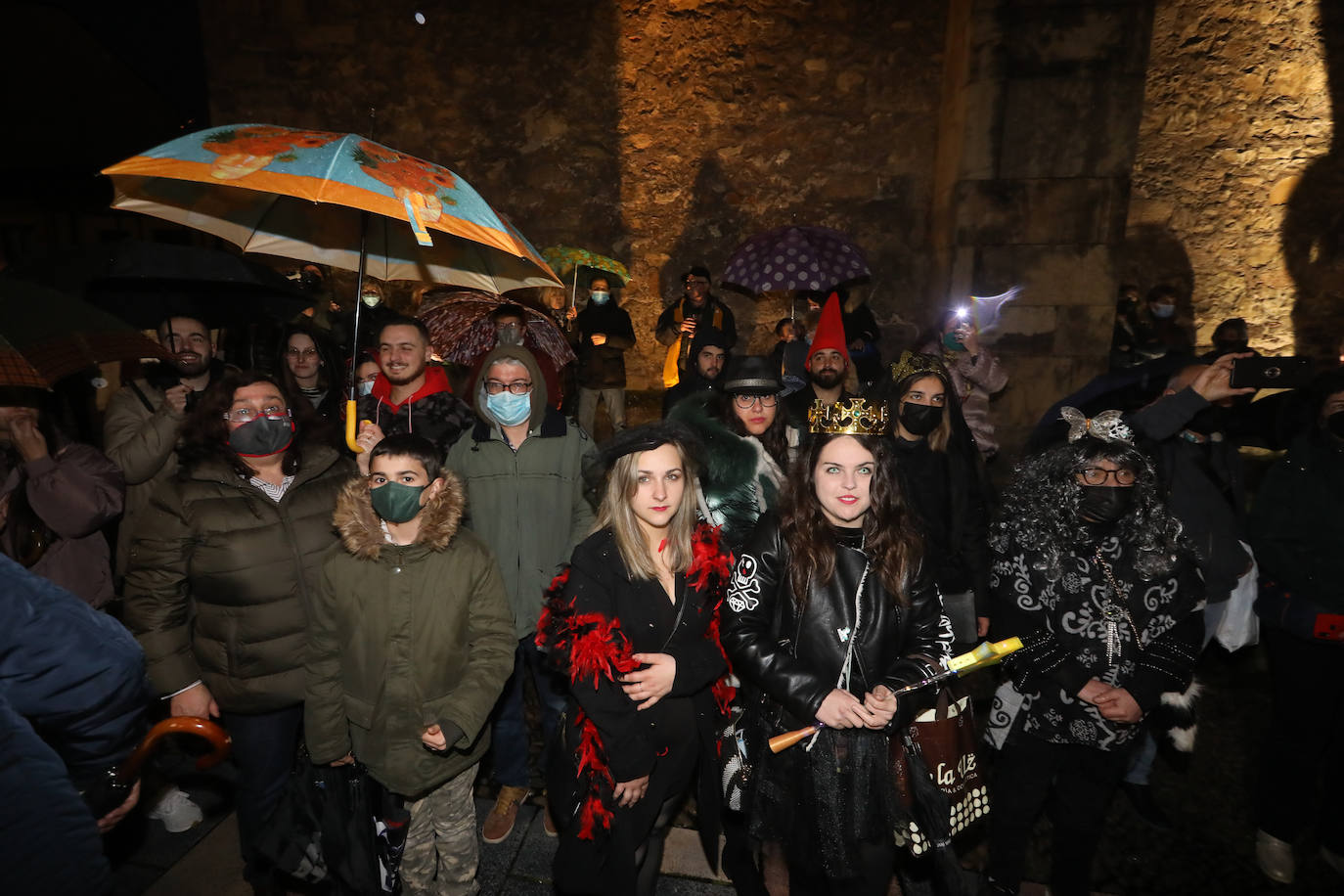 Un séquito de antroxos y plañideras procedió a finiquitar el Carnaval avilesino con el tradicional entierro y quema de la sardina.