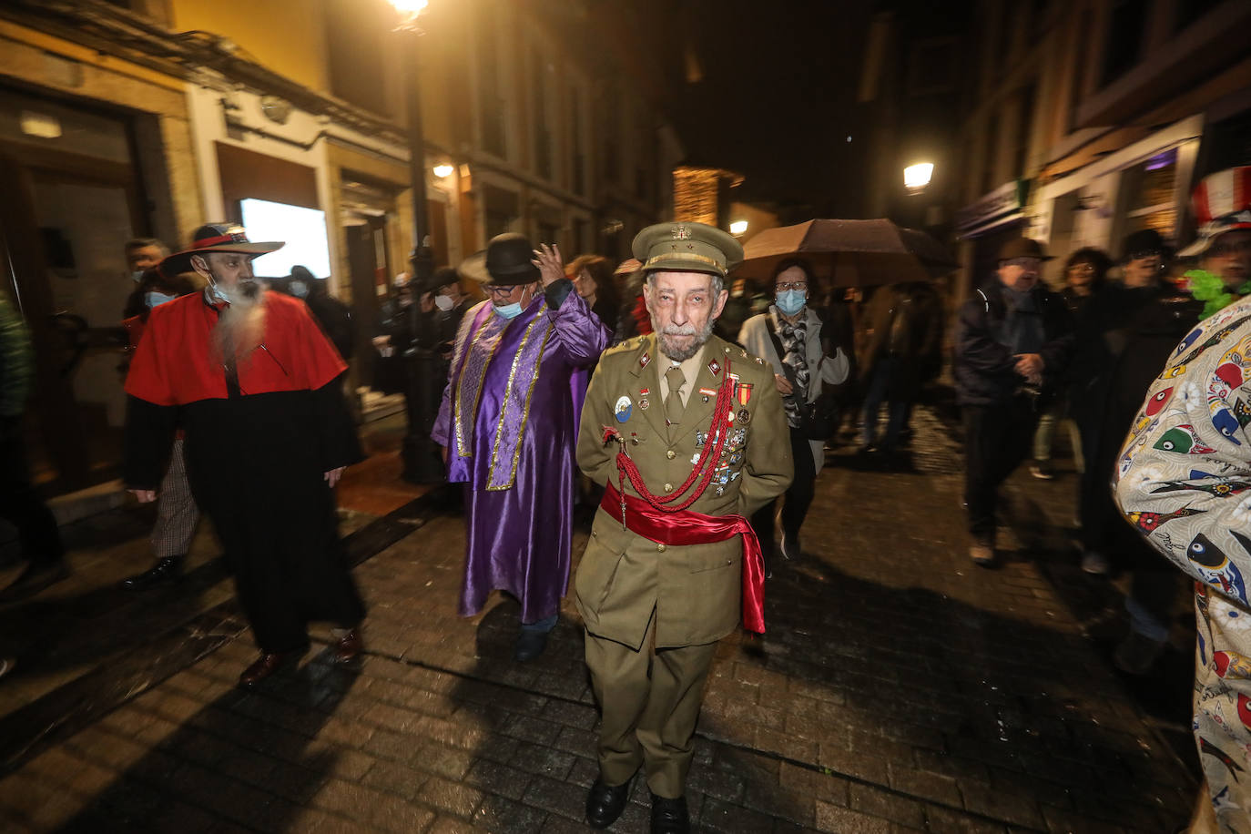 Un séquito de antroxos y plañideras procedió a finiquitar el Carnaval avilesino con el tradicional entierro y quema de la sardina.