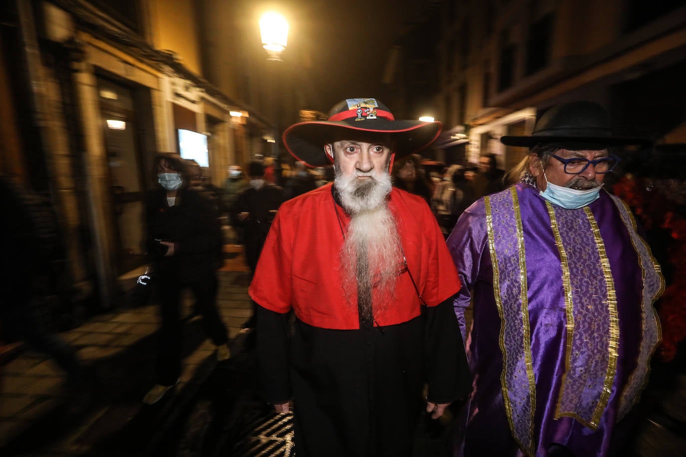 Un séquito de antroxos y plañideras procedió a finiquitar el Carnaval avilesino con el tradicional entierro y quema de la sardina.