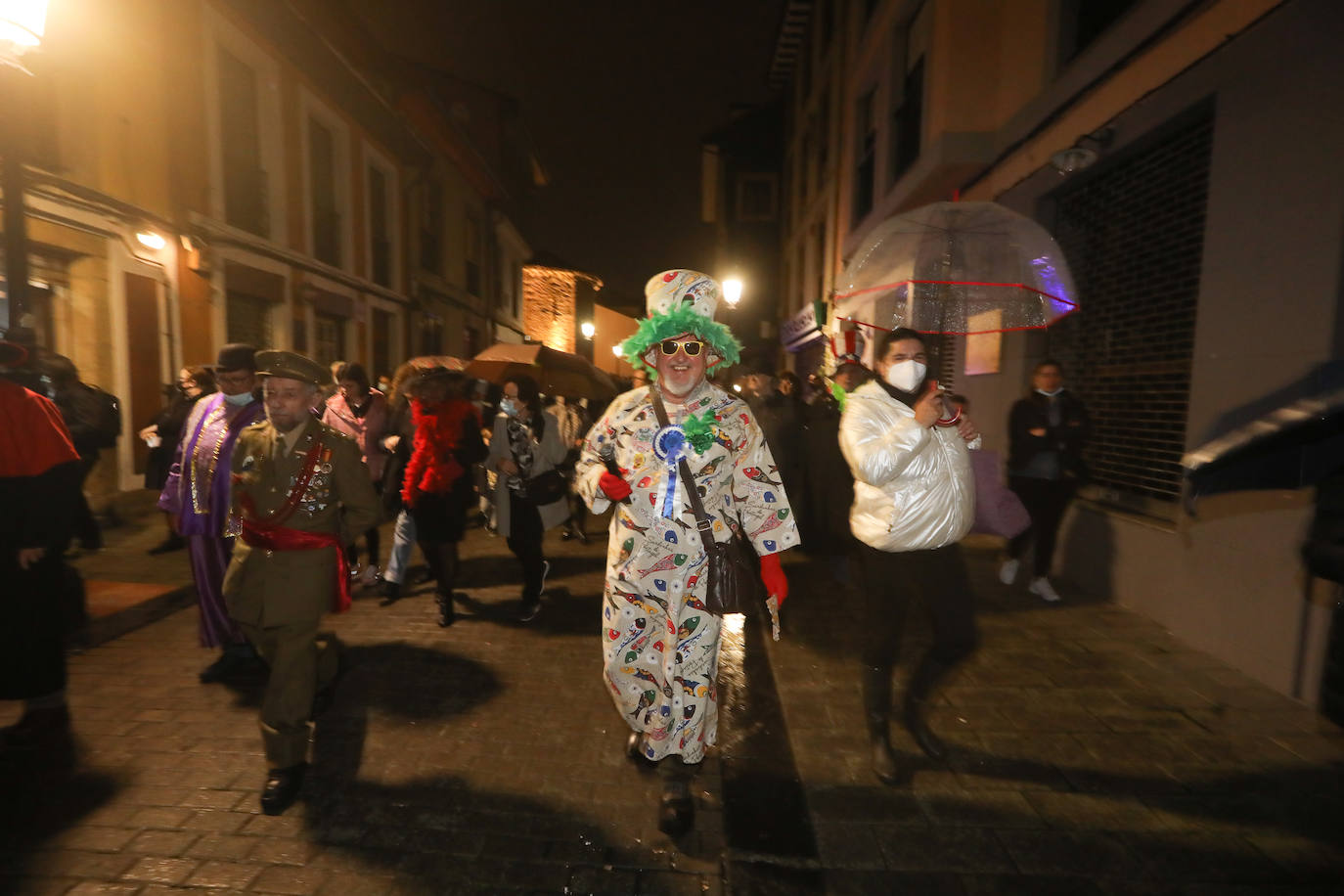 Un séquito de antroxos y plañideras procedió a finiquitar el Carnaval avilesino con el tradicional entierro y quema de la sardina.