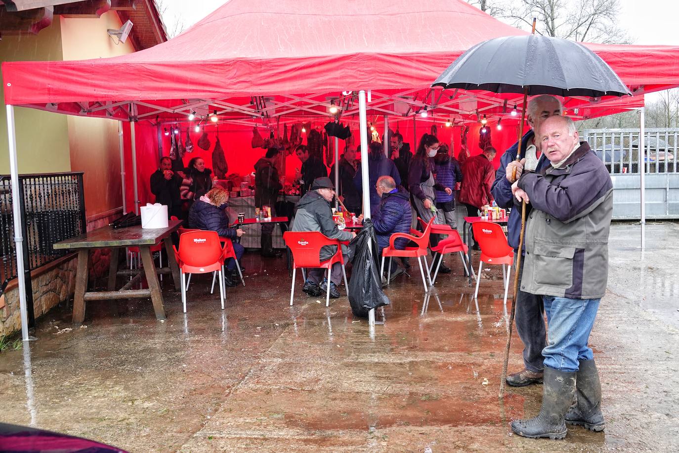 Lluvia, menos reses que ne otras ediciones y preocupación por los costes. Así ha sido la segunda Feria de Corao celebrada este año. Si bien los precios han repuntado ligeramente, el aumento ha sido tímido, de entre 20 y 50 euros según cifraron los profesionales. En este sentido, José Antonio García 'Toño el de Mestas' ha apuntado a una «una ligera subida», si bien ha lamentado que los precios «no acaban de arrancar»