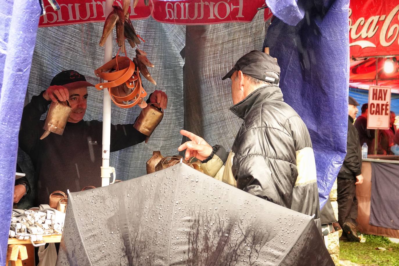 Lluvia, menos reses que ne otras ediciones y preocupación por los costes. Así ha sido la segunda Feria de Corao celebrada este año. Si bien los precios han repuntado ligeramente, el aumento ha sido tímido, de entre 20 y 50 euros según cifraron los profesionales. En este sentido, José Antonio García 'Toño el de Mestas' ha apuntado a una «una ligera subida», si bien ha lamentado que los precios «no acaban de arrancar»