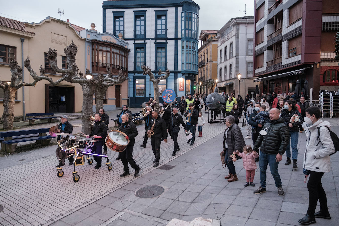 Los vecinos de Candás dieron su último adiós a la sardina con un cortejo fúnebre, música y hasta fuegos artificiales