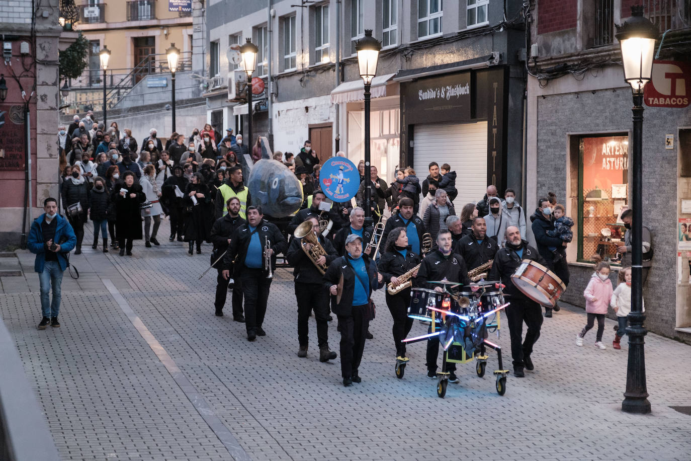 Los vecinos de Candás dieron su último adiós a la sardina con un cortejo fúnebre, música y hasta fuegos artificiales