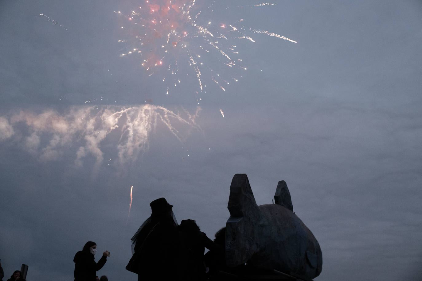 Los vecinos de Candás dieron su último adiós a la sardina con un cortejo fúnebre, música y hasta fuegos artificiales