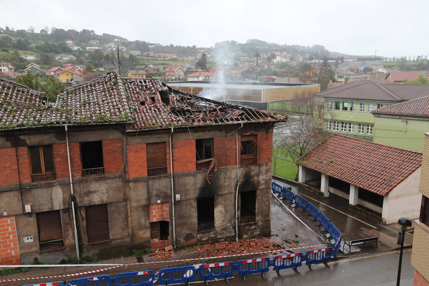 Casi tres horas necesitarion los bomberos de Gijón para sofocar un indencio que se detectó a las tres de la madrugada en un inmueble abandonado del barrio de Jove