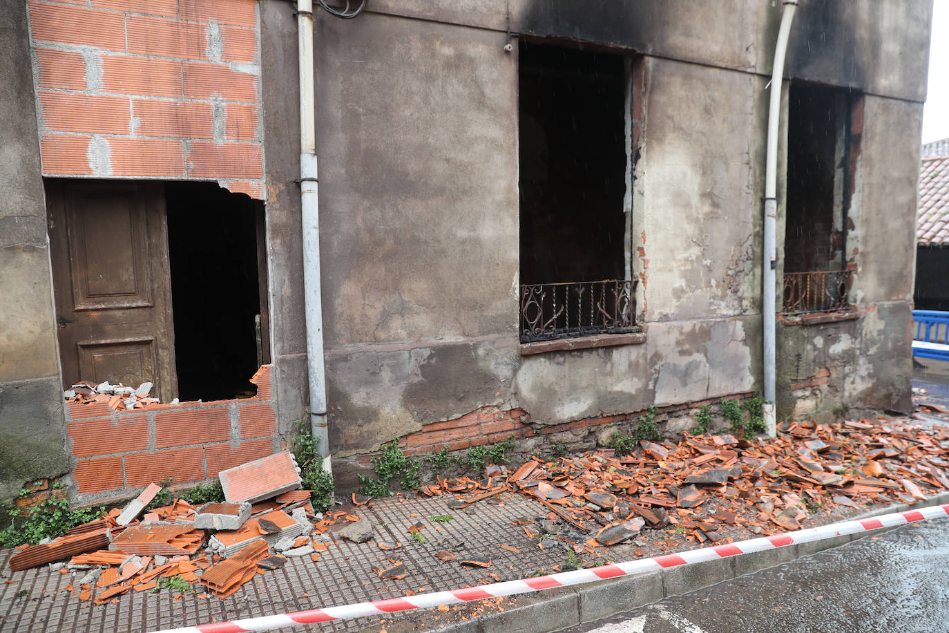 Casi tres horas necesitarion los bomberos de Gijón para sofocar un indencio que se detectó a las tres de la madrugada en un inmueble abandonado del barrio de Jove