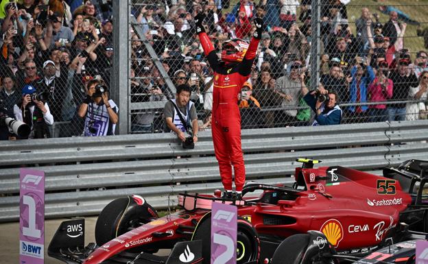 Carlos Sainz celebra su primer puesto en la Fórmula 1.