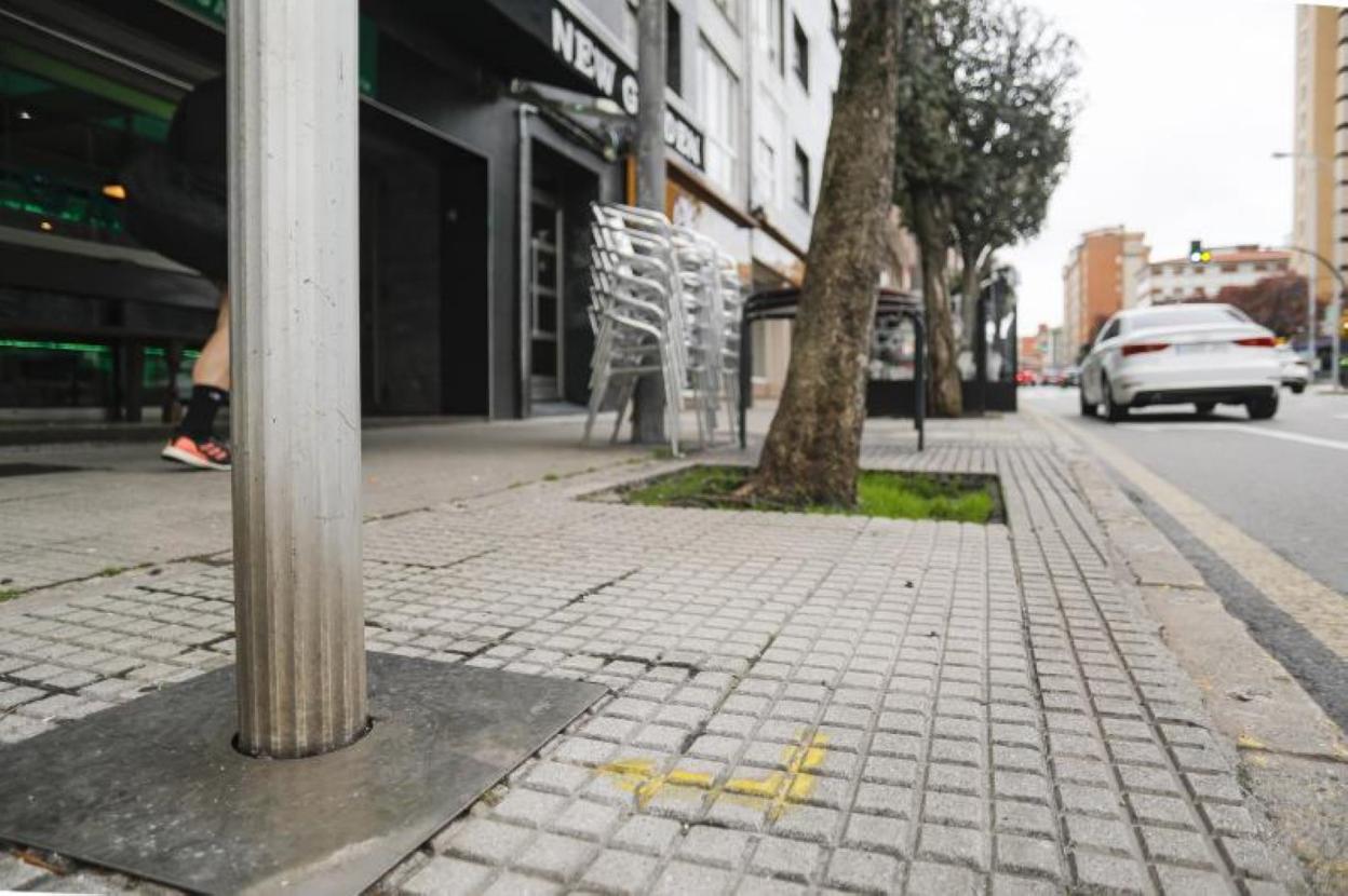 Delimitación del espacio destinado a terraza en un local de la avenida de Pablo Iglesias. 