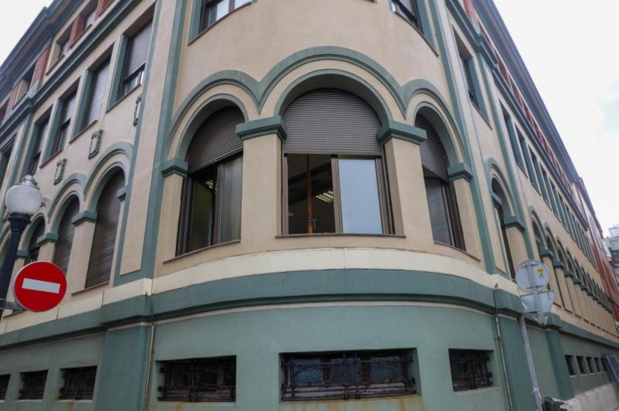 Vista del interior de una de las aulas del colegio San Vicente de Paúl con el techo apuntalado. 