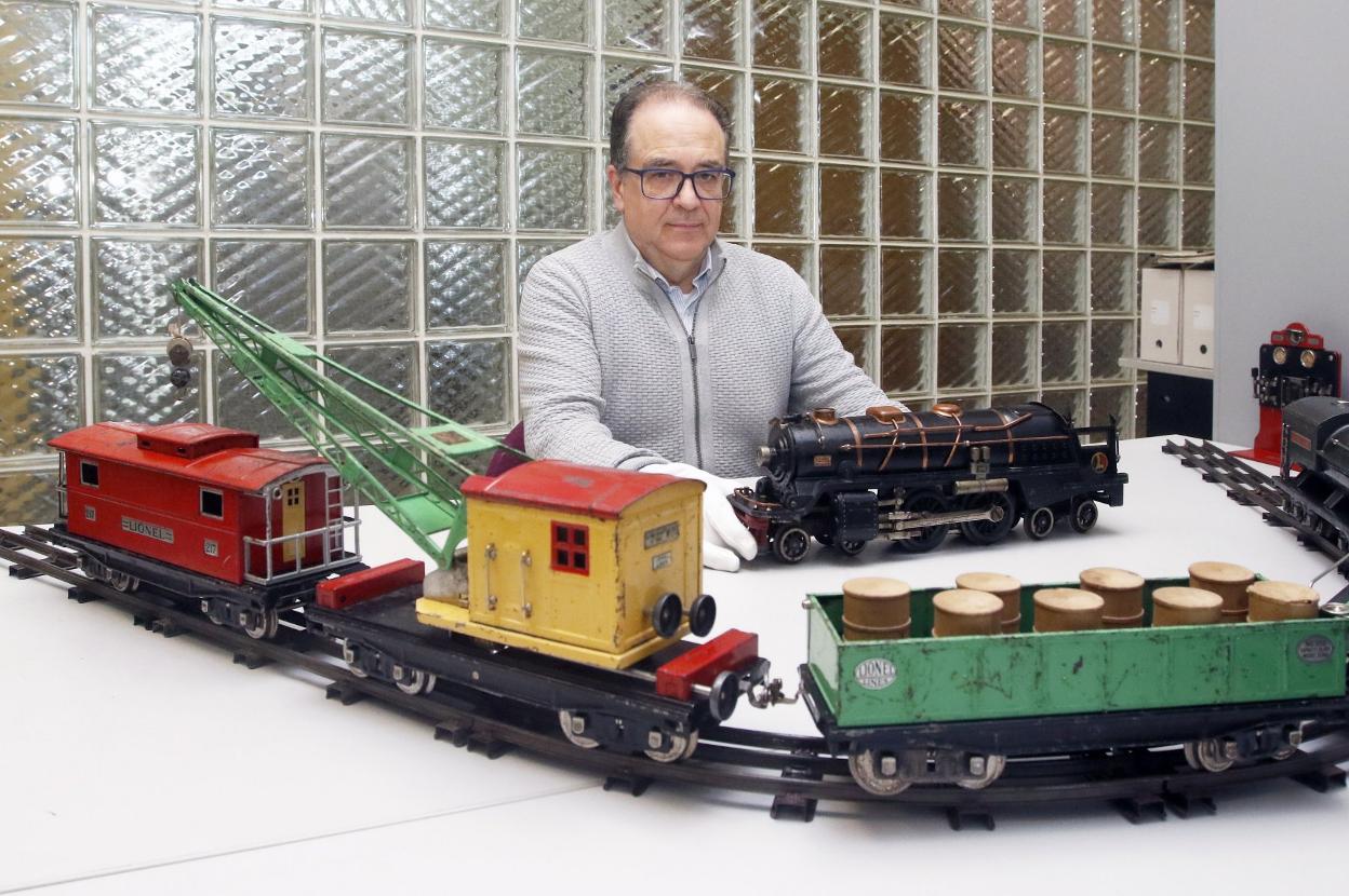 Director. Javier Fernández, con un tren donado. 