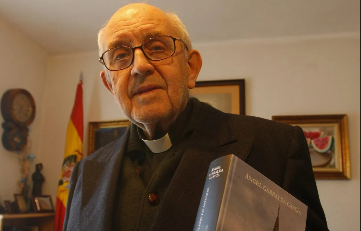 Ángel Garralda, en San Nicolás con uno de sus libros, 'La persecución del clero en Asturias'. 