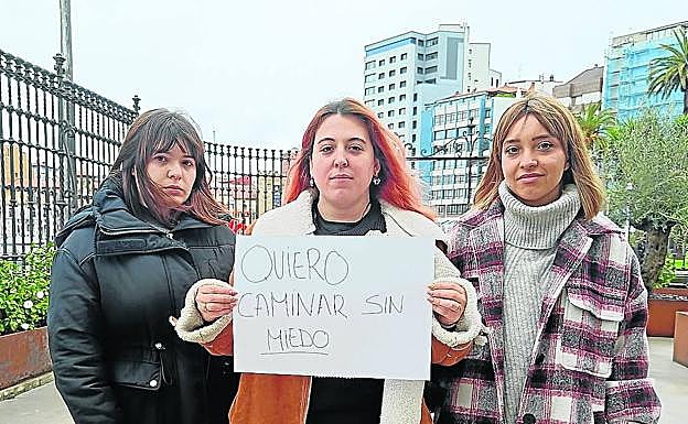 Esther González, Lucía Lobato y Natalia Montes, de Mujeres Jóvenes de Asturias (Mujoas). a. garcía
