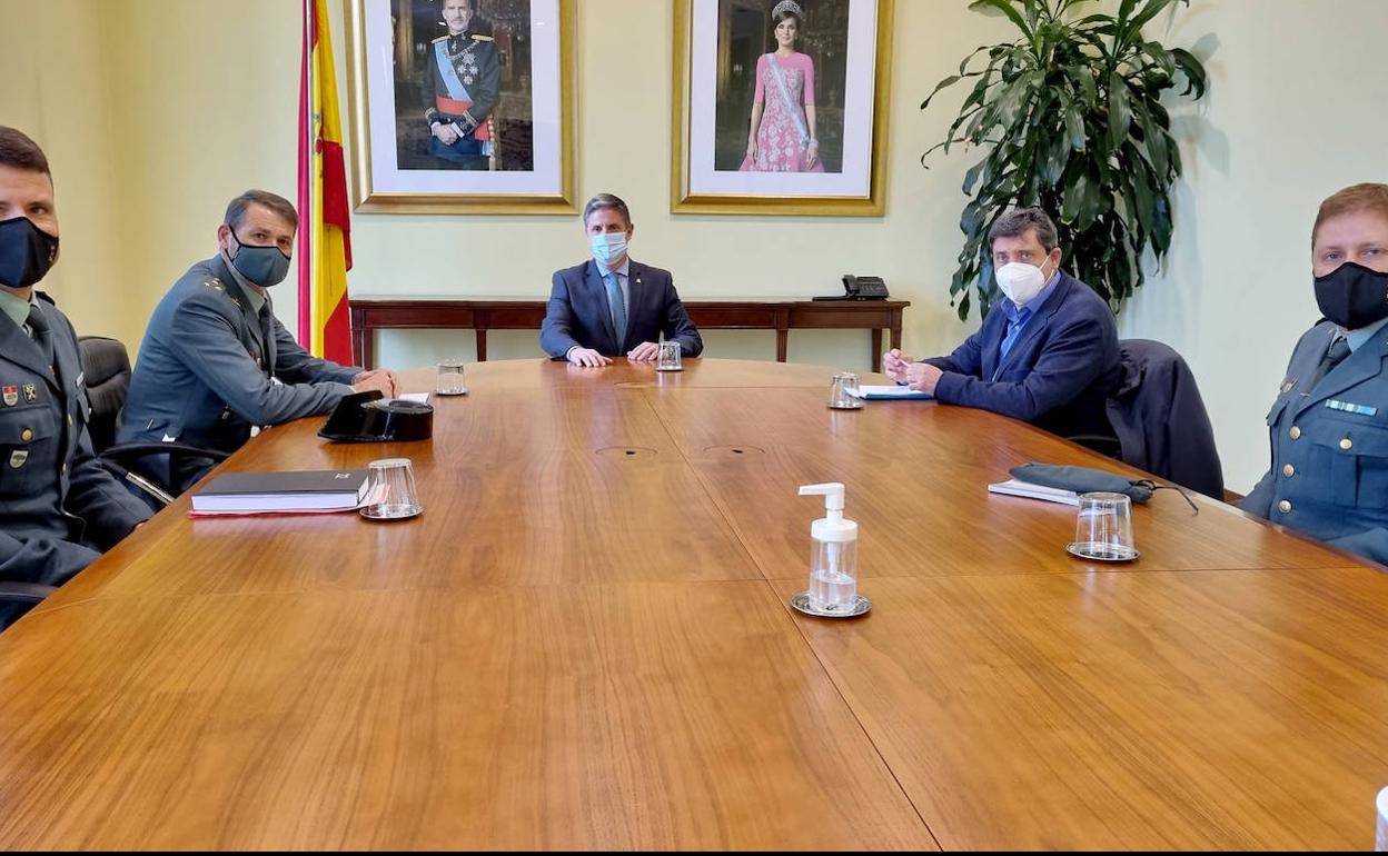 Asistente a la reunión celebrada esta mañana en la Delegación del Gobierno.