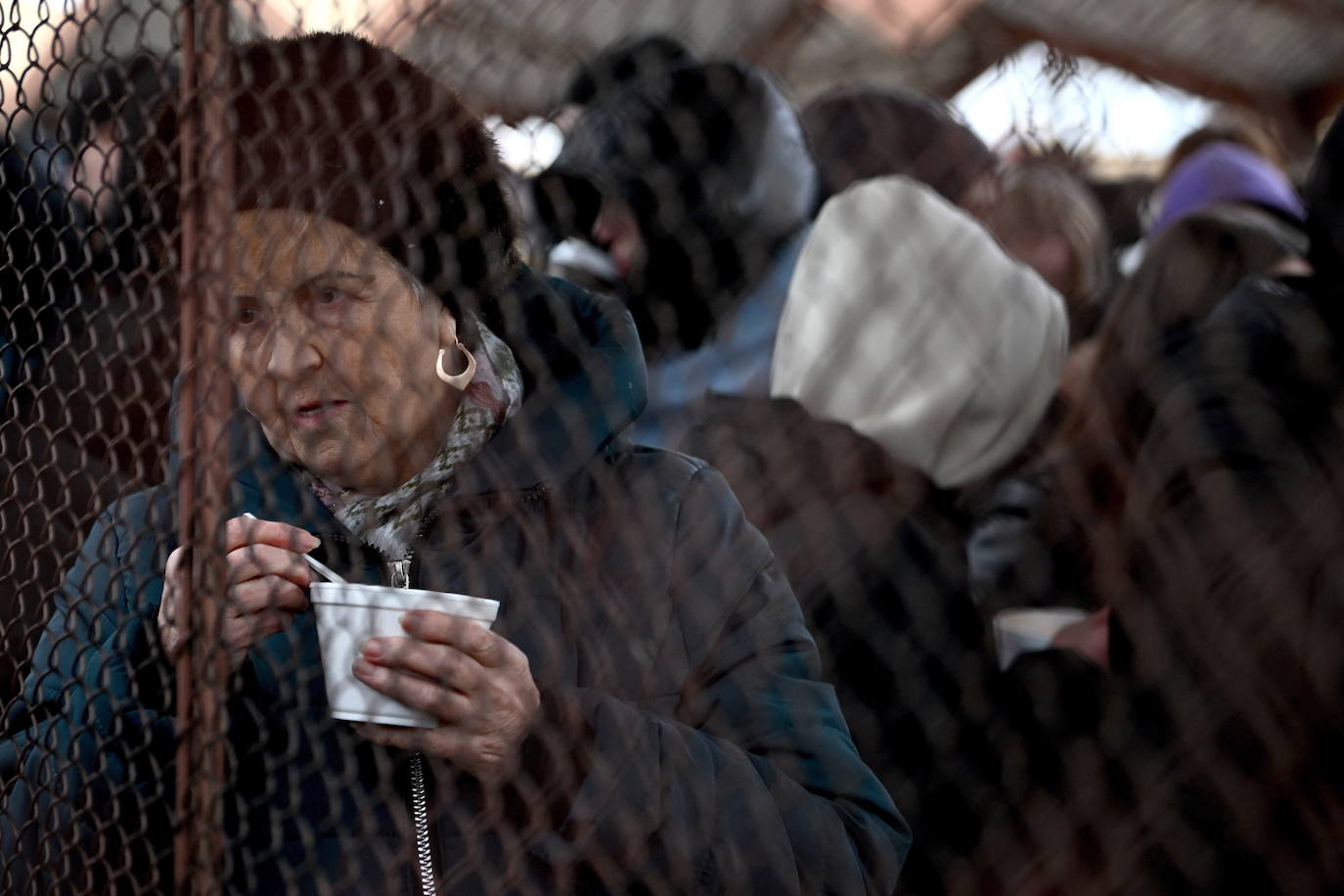 Más de 1,2 millones de ucranianos han atravesado ya las fronteras de su país para huir de la guerra, tras la invasión de Rusia, la mayoría hacia Polonia y Rumanía. Las agencias internacionales estiman que la cifra podría llegar a los cinco millones, en lo que ya se ha convertido en la mayor crisis de refugiados de este siglo.