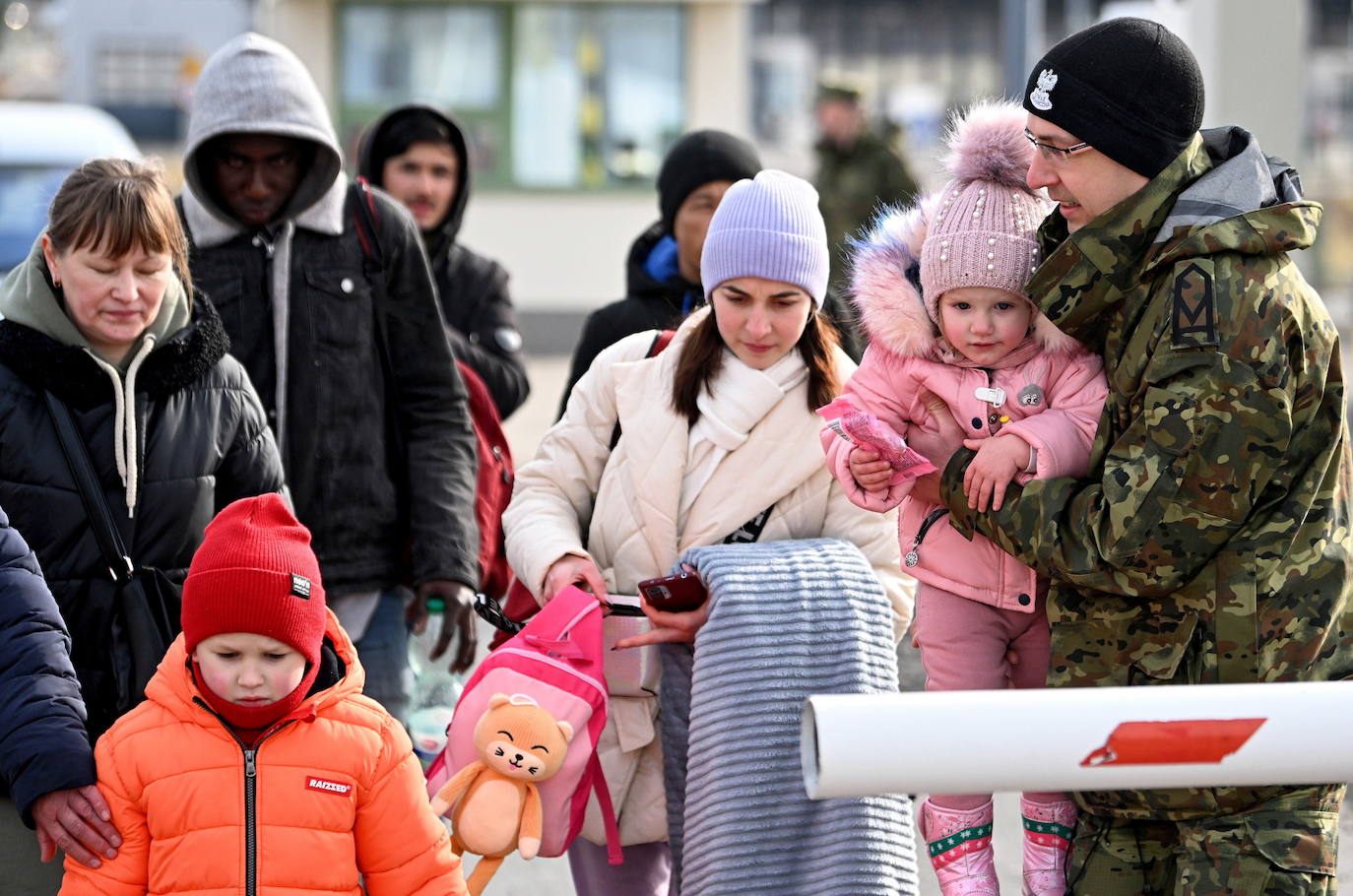 Más de 1,2 millones de ucranianos han atravesado ya las fronteras de su país para huir de la guerra, tras la invasión de Rusia, la mayoría hacia Polonia y Rumanía. Las agencias internacionales estiman que la cifra podría llegar a los cinco millones, en lo que ya se ha convertido en la mayor crisis de refugiados de este siglo.