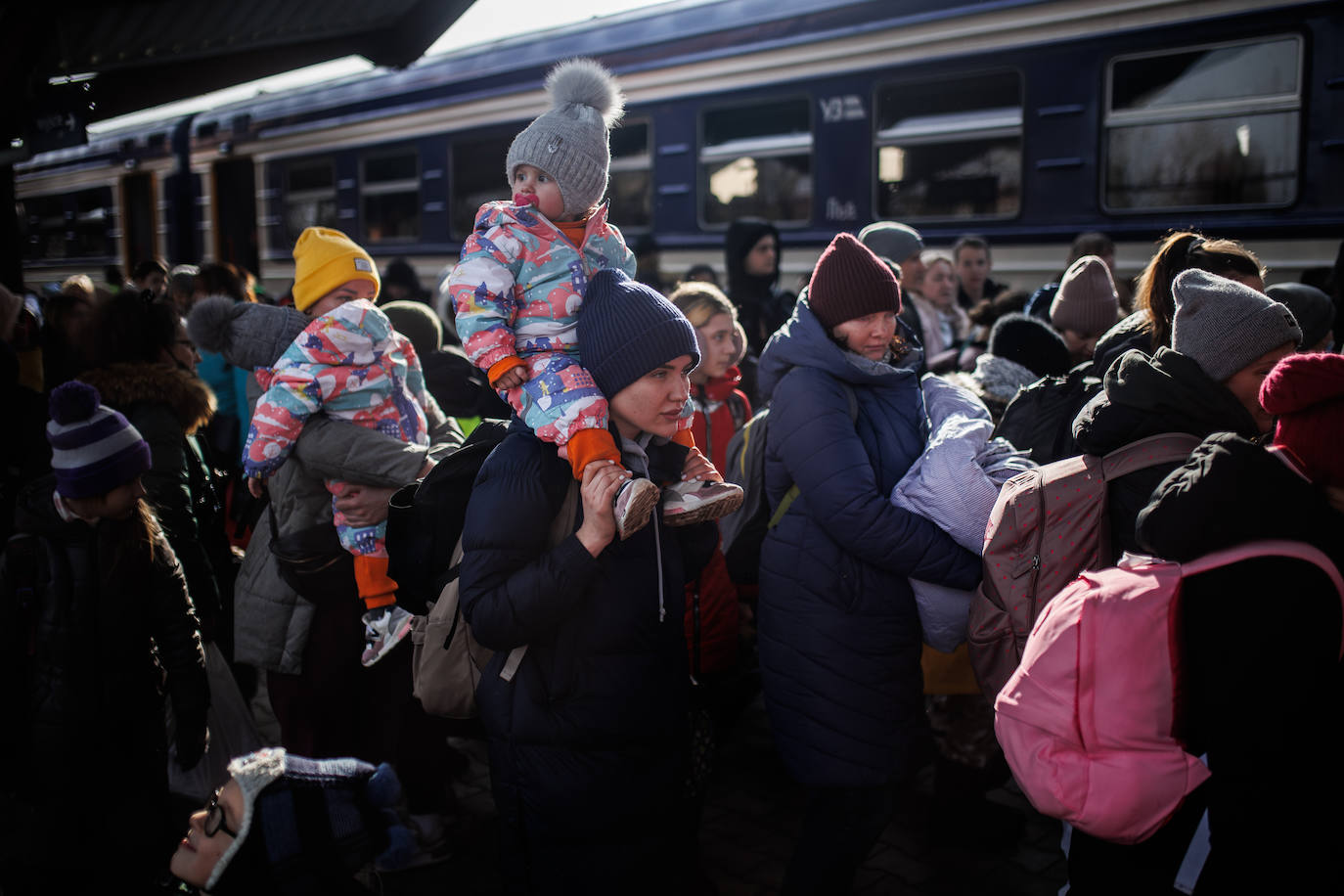 Más de 1,2 millones de ucranianos han atravesado ya las fronteras de su país para huir de la guerra, tras la invasión de Rusia, la mayoría hacia Polonia y Rumanía. Las agencias internacionales estiman que la cifra podría llegar a los cinco millones, en lo que ya se ha convertido en la mayor crisis de refugiados de este siglo.