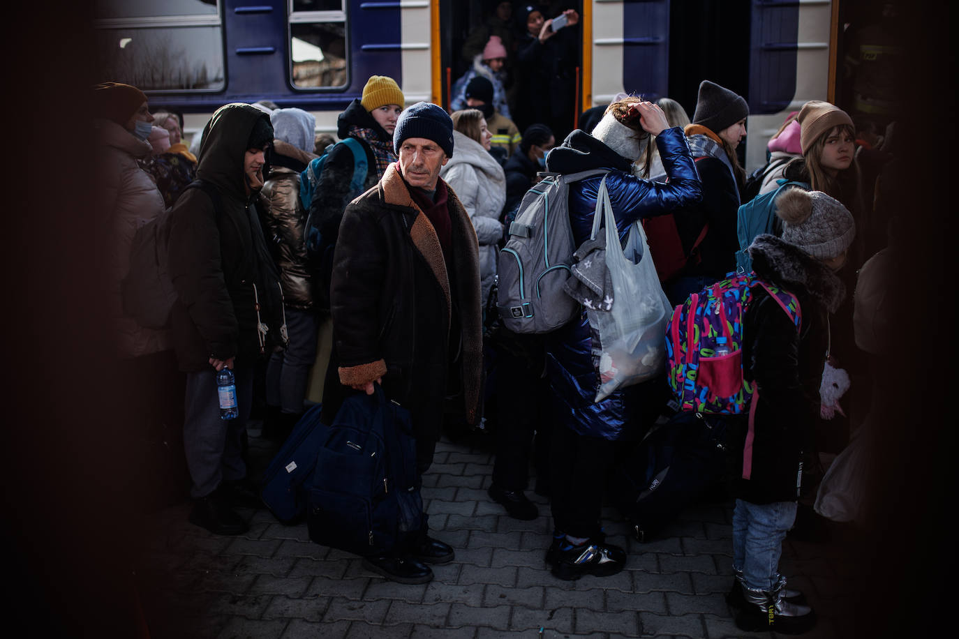 Más de 1,2 millones de ucranianos han atravesado ya las fronteras de su país para huir de la guerra, tras la invasión de Rusia, la mayoría hacia Polonia y Rumanía. Las agencias internacionales estiman que la cifra podría llegar a los cinco millones, en lo que ya se ha convertido en la mayor crisis de refugiados de este siglo.