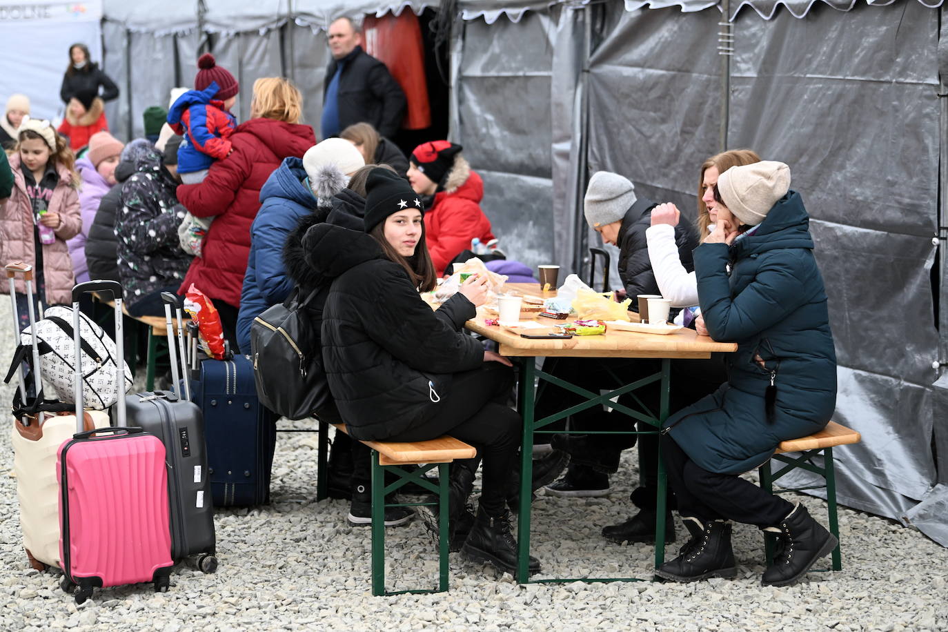 Más de 1,2 millones de ucranianos han atravesado ya las fronteras de su país para huir de la guerra, tras la invasión de Rusia, la mayoría hacia Polonia y Rumanía. Las agencias internacionales estiman que la cifra podría llegar a los cinco millones, en lo que ya se ha convertido en la mayor crisis de refugiados de este siglo.