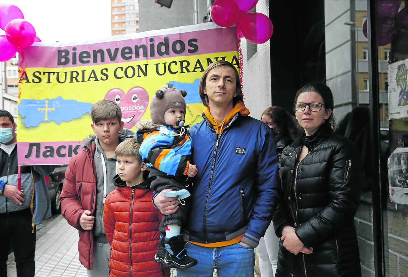 Sergey Katrechko, con el pequeño Mark en brazos, junto a Igor, Artem y Lilia, fueron recibidos por Jorge González y otros miembros de Expoacción 