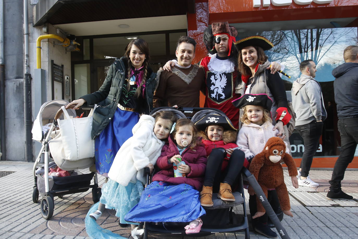 El Antroxu de Oviedo se ha vuelto a hacer de rogar pero, como todos los años, la espera ha merecido la pena. Las calles de la capital asturiana se han teñido de colores para recibir a superhéroes, villanos piratas, payasos, animales de todo tipo... un sinfín de originales disfraces que han hecho las delicias de pequeños y mayores que llevaban mucho tiempo esperando para celebrar un carnaval que la pandemia les arrebató 