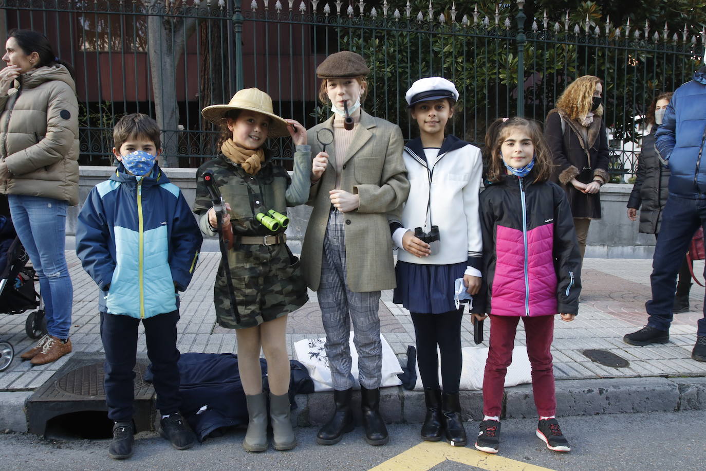 El Antroxu de Oviedo se ha vuelto a hacer de rogar pero, como todos los años, la espera ha merecido la pena. Las calles de la capital asturiana se han teñido de colores para recibir a superhéroes, villanos piratas, payasos, animales de todo tipo... un sinfín de originales disfraces que han hecho las delicias de pequeños y mayores que llevaban mucho tiempo esperando para celebrar un carnaval que la pandemia les arrebató 