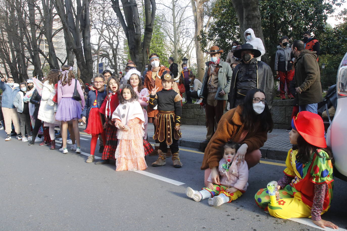 El Antroxu de Oviedo se ha vuelto a hacer de rogar pero, como todos los años, la espera ha merecido la pena. Las calles de la capital asturiana se han teñido de colores para recibir a superhéroes, villanos piratas, payasos, animales de todo tipo... un sinfín de originales disfraces que han hecho las delicias de pequeños y mayores que llevaban mucho tiempo esperando para celebrar un carnaval que la pandemia les arrebató 