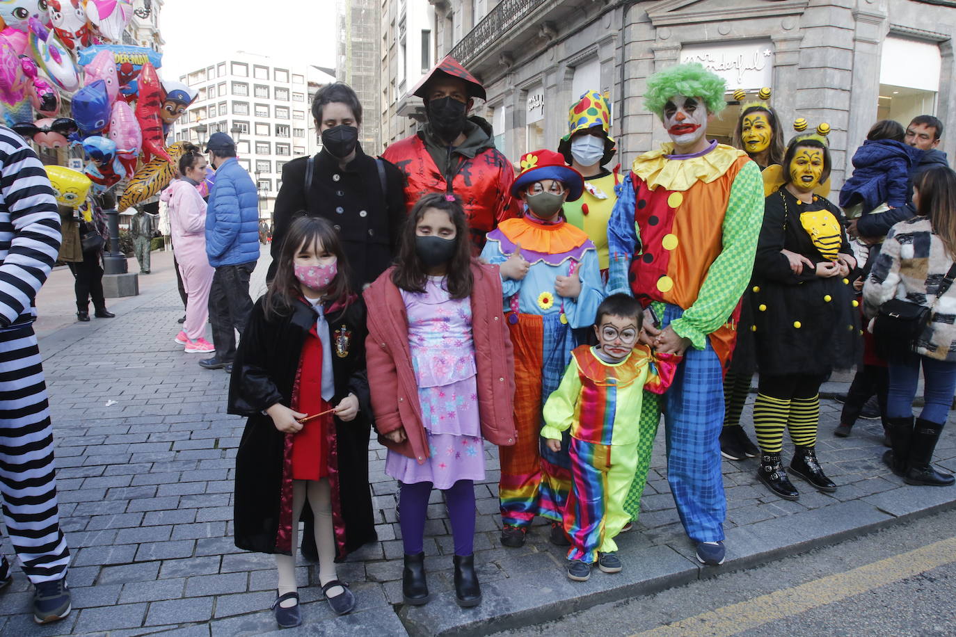 El Antroxu de Oviedo se ha vuelto a hacer de rogar pero, como todos los años, la espera ha merecido la pena. Las calles de la capital asturiana se han teñido de colores para recibir a superhéroes, villanos piratas, payasos, animales de todo tipo... un sinfín de originales disfraces que han hecho las delicias de pequeños y mayores que llevaban mucho tiempo esperando para celebrar un carnaval que la pandemia les arrebató 