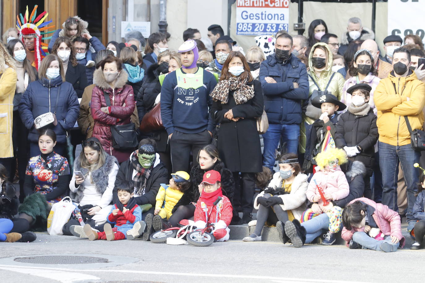 El Antroxu de Oviedo se ha vuelto a hacer de rogar pero, como todos los años, la espera ha merecido la pena. Las calles de la capital asturiana se han teñido de colores para recibir a superhéroes, villanos piratas, payasos, animales de todo tipo... un sinfín de originales disfraces que han hecho las delicias de pequeños y mayores que llevaban mucho tiempo esperando para celebrar un carnaval que la pandemia les arrebató 