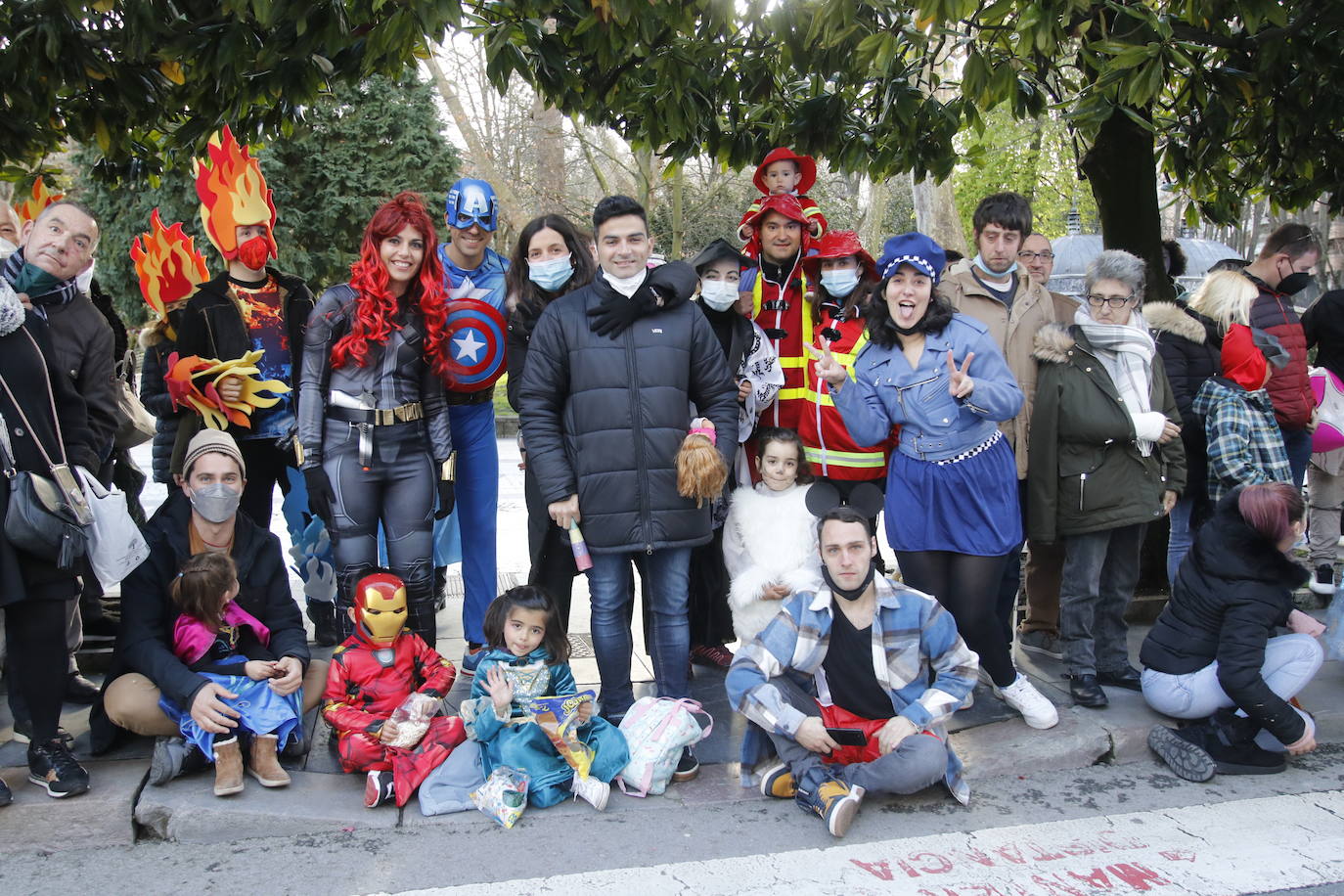 El Antroxu de Oviedo se ha vuelto a hacer de rogar pero, como todos los años, la espera ha merecido la pena. Las calles de la capital asturiana se han teñido de colores para recibir a superhéroes, villanos piratas, payasos, animales de todo tipo... un sinfín de originales disfraces que han hecho las delicias de pequeños y mayores que llevaban mucho tiempo esperando para celebrar un carnaval que la pandemia les arrebató 