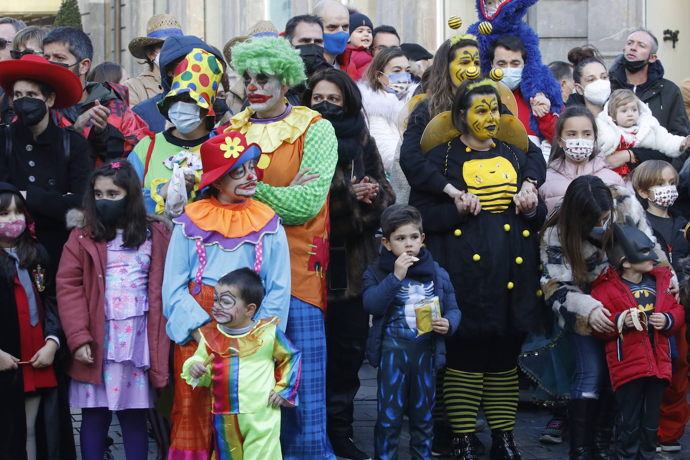 El Antroxu de Oviedo se ha vuelto a hacer de rogar pero, como todos los años, la espera ha merecido la pena. Las calles de la capital asturiana se han teñido de colores para recibir a superhéroes, villanos piratas, payasos, animales de todo tipo... un sinfín de originales disfraces que han hecho las delicias de pequeños y mayores que llevaban mucho tiempo esperando para celebrar un carnaval que la pandemia les arrebató 