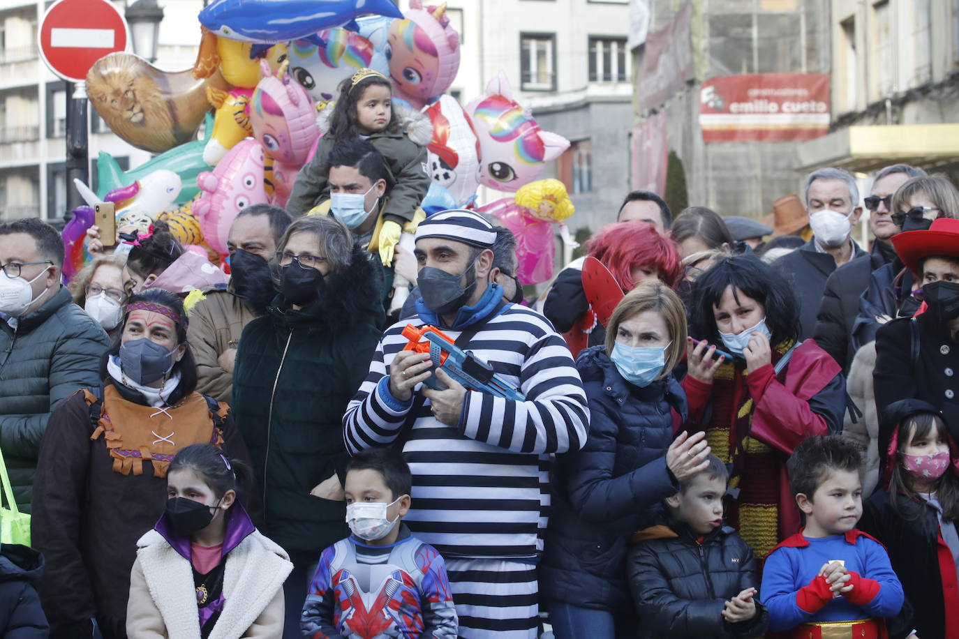 El Antroxu de Oviedo se ha vuelto a hacer de rogar pero, como todos los años, la espera ha merecido la pena. Las calles de la capital asturiana se han teñido de colores para recibir a superhéroes, villanos piratas, payasos, animales de todo tipo... un sinfín de originales disfraces que han hecho las delicias de pequeños y mayores que llevaban mucho tiempo esperando para celebrar un carnaval que la pandemia les arrebató 