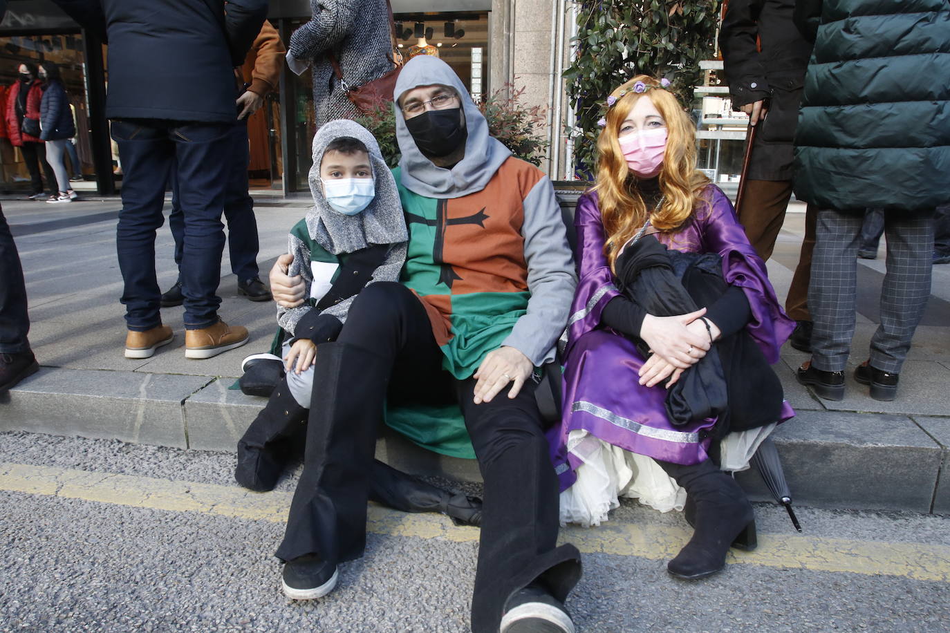 El Antroxu de Oviedo se ha vuelto a hacer de rogar pero, como todos los años, la espera ha merecido la pena. Las calles de la capital asturiana se han teñido de colores para recibir a superhéroes, villanos piratas, payasos, animales de todo tipo... un sinfín de originales disfraces que han hecho las delicias de pequeños y mayores que llevaban mucho tiempo esperando para celebrar un carnaval que la pandemia les arrebató 