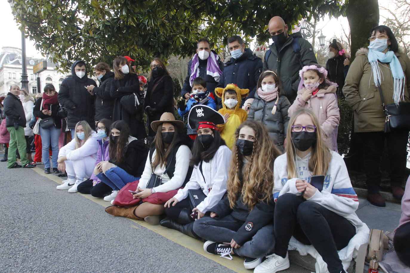 El Antroxu de Oviedo se ha vuelto a hacer de rogar pero, como todos los años, la espera ha merecido la pena. Las calles de la capital asturiana se han teñido de colores para recibir a superhéroes, villanos piratas, payasos, animales de todo tipo... un sinfín de originales disfraces que han hecho las delicias de pequeños y mayores que llevaban mucho tiempo esperando para celebrar un carnaval que la pandemia les arrebató 